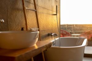 bagno con vasca e lavandino di Villa Calderón Hondo. Top design , views and pool Lajares-Corralejo a Corralejo