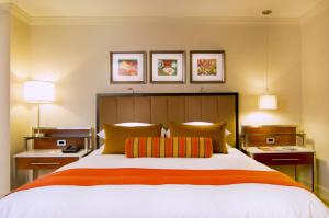 um quarto com uma cama grande e 2 candeeiros em Inn at the Market em Seattle