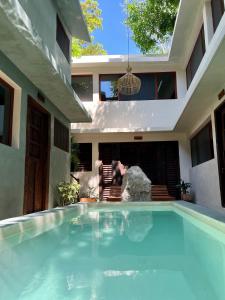 una piscina di fronte a una casa di Japoneza Retreat Mérida Centro a Mérida