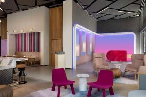 YOTEL Miami tesisinde bir oturma alanı