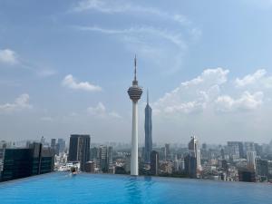 una piscina con vistas a la ciudad en The Platinum KLCC By Sky Pool, en Kuala Lumpur