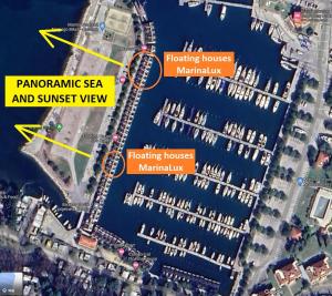 una mappa di un porto con descrizioni di case di Floating Sea Houses MARINA LUX a Portoroz