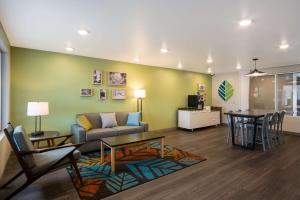 Posezení v ubytování WoodSpring Suites Grand Rapids Kentwood