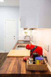 uma cozinha com um aparelho vermelho numa mesa de madeira em Apt nuevo! 2 hab, baño doble, garaje, Metro a 200m em Madrid