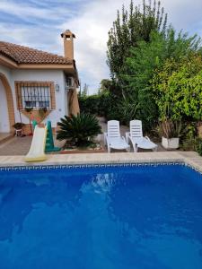 The swimming pool at or close to Casa cerca de Sevilla con piscina