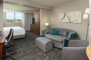 Llit o llits en una habitació de Courtyard by Marriott Miami Airport