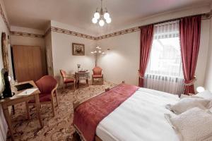 a bedroom with a bed and a table and chairs at Adler in Swarzędz