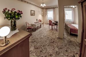 a hotel room with a bed and a table and chairs at Adler in Swarzędz