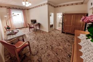 a living room with a table and a desk at Adler in Swarzędz