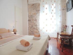 una camera con due letti e asciugamani di Rooms and Apartments Djanovic a Spalato (Split)