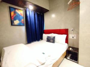 A bed or beds in a room at Hotel Eros - Near Mumbai International Airport T2