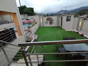 un balcone con un prato verde di Sibebe View Villa a Mbabane