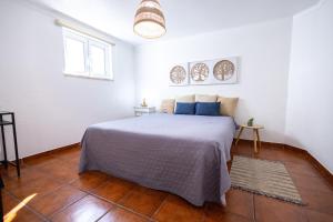 una camera bianca con un letto di Cem Sentido - Alentejo Apartments a Portalegre