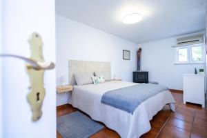 una camera con letto bianco e camino di Cem Sentido - Alentejo Apartments a Portalegre