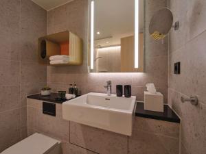 A bathroom at Adina Apartment Hotel Stuttgart