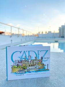 สระว่ายน้ำที่อยู่ใกล้ ๆ หรือใน Goodnight Cádiz Apartments