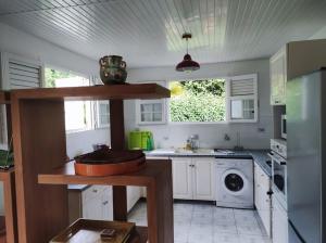 Dapur atau dapur kecil di Villa familiale avec piscine