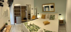 1 dormitorio con 1 cama blanca grande con almohadas en Antica Canea Luxury Rooms, en La Canea