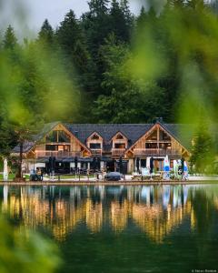 een lodge aan de oever van een meer bij Jasna Chalet Resort in Kranjska Gora