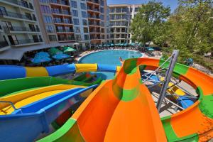 un parque acuático con un colorido tobogán acuático en Prestige Hotel and Aquapark - All inclusive, en Golden Sands