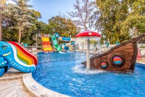 un parque acuático con piscina y tobogán en Prestige Hotel and Aquapark - All inclusive, en Golden Sands