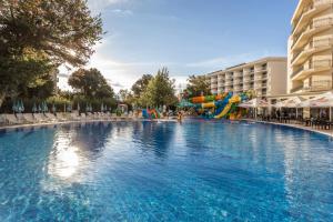 una gran piscina con un tobogán de agua en Prestige Hotel and Aquapark - All inclusive, en Golden Sands