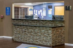 Lobi ili recepcija u objektu Days Inn & Suites by Wyndham Cherry Hill - Philadelphia