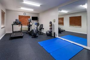 Fitnes centar i/ili fitnes sadržaji u objektu Days Inn & Suites by Wyndham Cherry Hill - Philadelphia