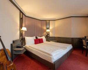 Cama ou camas em um quarto em Hotel Monopol Luzern