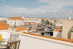 - un balcon offrant une vue sur la ville dans l'établissement Best Houses 45 - Beautiful ocean and city view, à Peniche