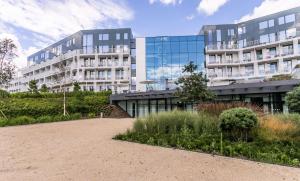 een gebouw met een pad voor een gebouw bij Radisson Blu Hotel Sopot in Sopot