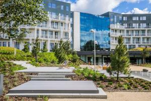 een park voor een gebouw bij Radisson Blu Hotel Sopot in Sopot