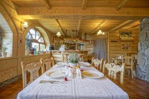 uma sala de jantar com mesa e cadeiras em Zakopiański Dwór em Zakopane