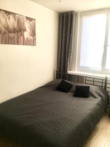 Cama ou camas em um quarto em Uroczy apartament w Giżycku