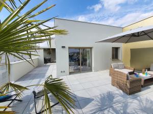 une terrasse d'une maison avec un canapé et un parasol dans l'établissement ViaSilvaDoma : Metro, Parking, Terrasse, à Cesson-Sévigné