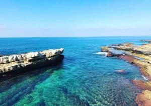 une vue aérienne sur l'océan à proximité d'une rive rocheuse dans l'établissement Castel Mare Beach Hotel & Resort, à Byblos