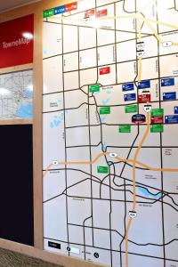 una pared con un mapa del metro en TownePlace Suites Detroit Dearborn, en Dearborn