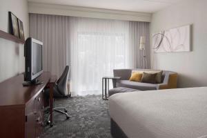 Televisyen dan/atau pusat hiburan di Courtyard by Marriott Boston Norwood/Canton