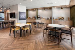 Un restaurante u otro lugar para comer en Fairfield by Marriott Inn & Suites Dallas East