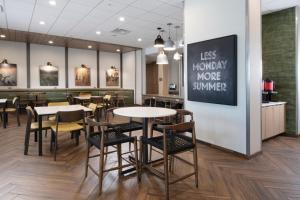 Un restaurante u otro lugar para comer en Fairfield by Marriott Inn & Suites Dallas East