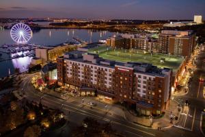 eine Luftansicht einer Stadt mit einem Riesenrad in der Unterkunft Residence Inn by Marriott National Harbor Washington, D.C. Area in National Harbor