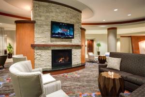 un soggiorno con camino e TV di Residence Inn by Marriott National Harbor Washington, D.C. Area a National Harbor