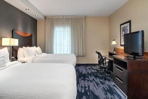 Säng eller sängar i ett rum på Fairfield Inn & Suites by Marriott Toronto Mississauga