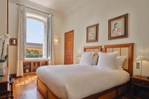 1 dormitorio con cama grande y ventana grande en Airelles Pan Dei Palais, en Saint-Tropez