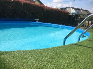 una grande piscina blu in un cortile di DieLangthalers Exklusive Oase a Seiersberg