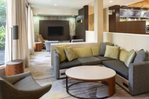 Χώρος καθιστικού στο Courtyard by Marriott Orlando Airport