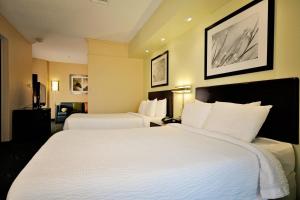 Katil atau katil-katil dalam bilik di SpringHill Suites Galveston Island