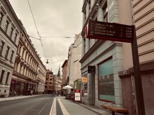 an empty city street with a street sign on a pole at Piano Apartment Halle - Netflix - Free WiFi 4 in Halle an der Saale