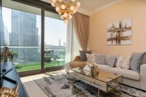 Prestige Living 1BR with Full Burj Khalifa View by Auberge tesisinde bir oturma alanı