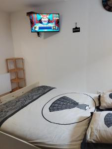 Cama ou camas em um quarto em House of twenty, calme,rue piétonne, proche de la mer, wifi gratuit